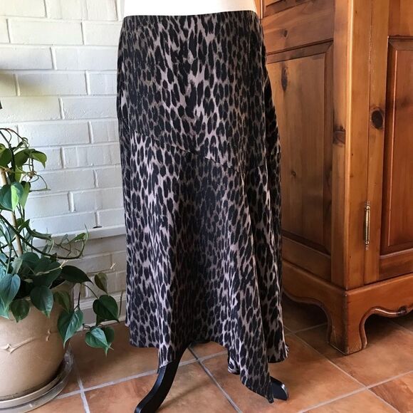 Vince Camuto animal print, off center hemline skirt gorpcore size 14 - Picture 3 of 7